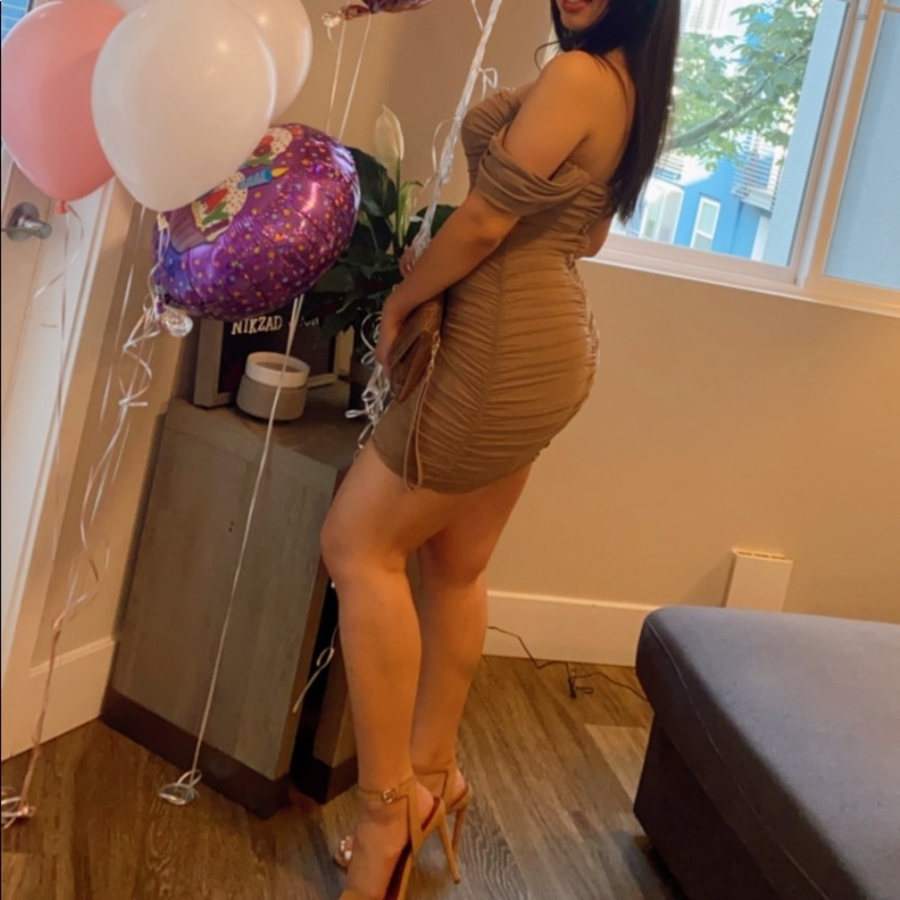 Off shoulder rached dress nude